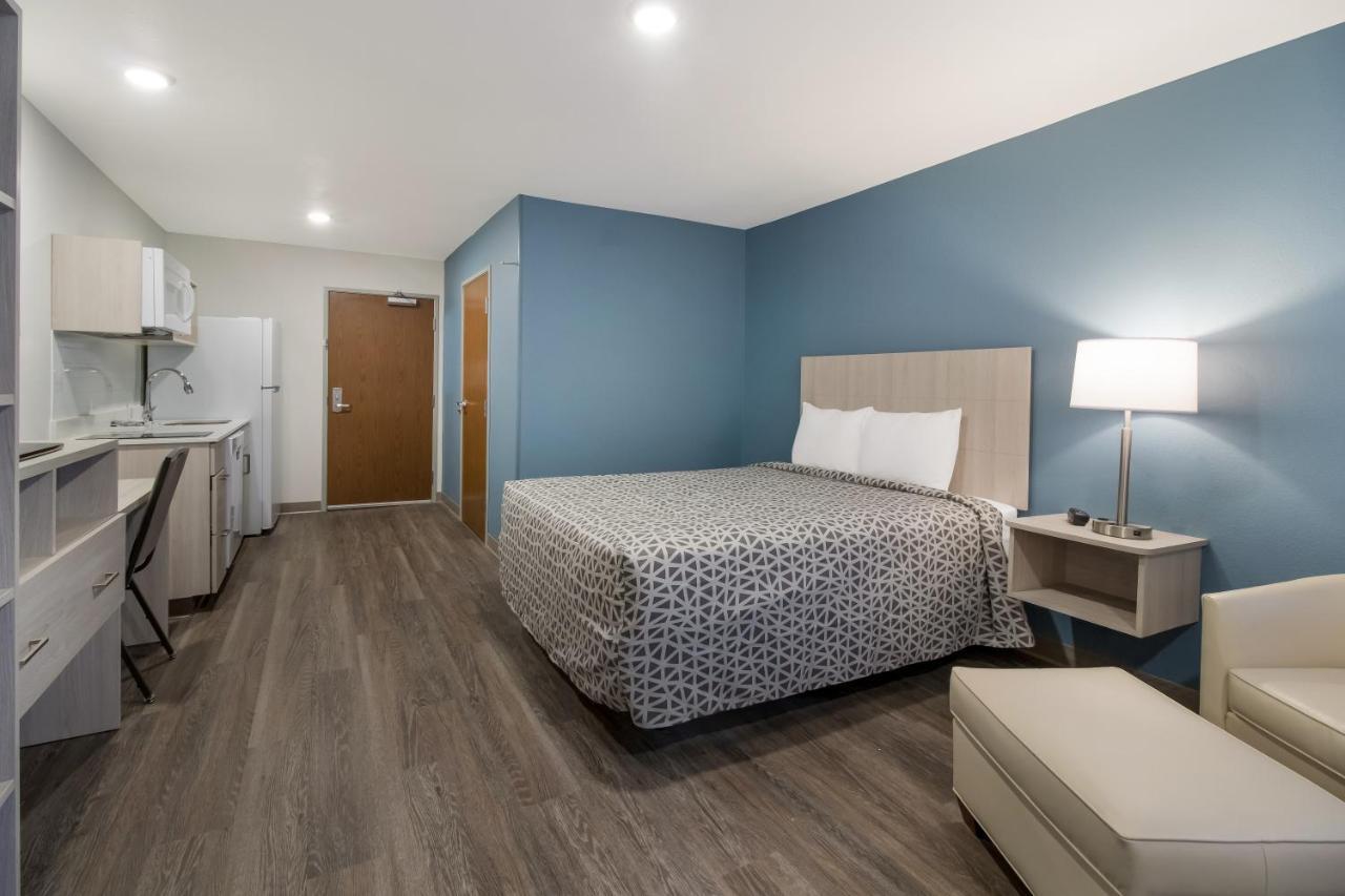 Woodspring Suites Dearborn Detroit Exterior photo